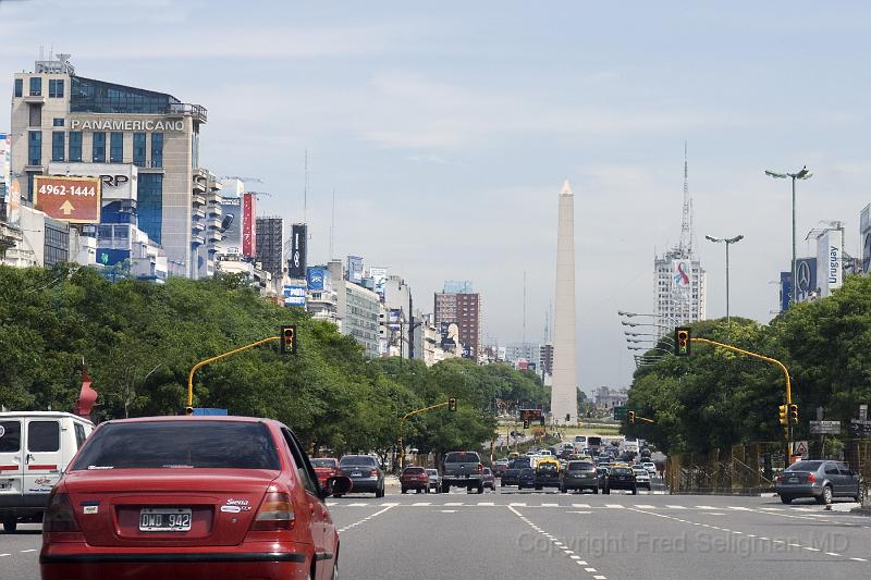 20071201_151307  D200 4200x2800.jpg - Obelisk on 9 de Julio, a 400 foot wide boulevard with lots of traffic, Buenos Aires, Argentina